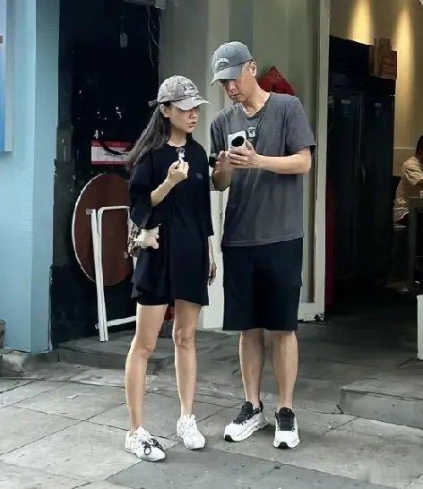 网友街头偶遇任重孙骁骁网友重庆街头偶遇任重孙骁骁网友街头偶遇任重孙骁骁，孙骁骁瘦