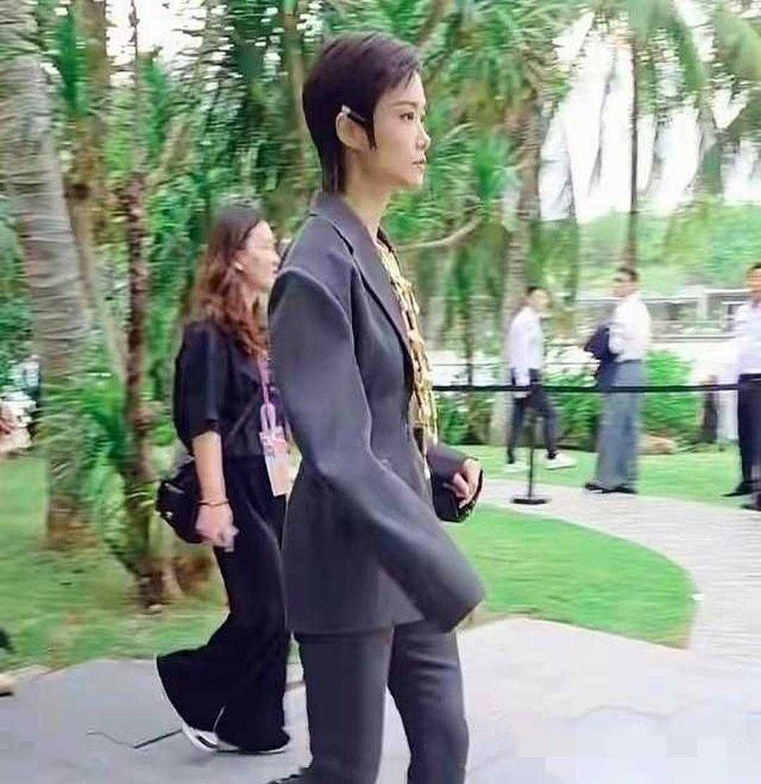 哇哦，镜头中身着一身深灰色工装的李宇春也瘦成了纸片人！真是名副其实的楚腰卫鬓，肩