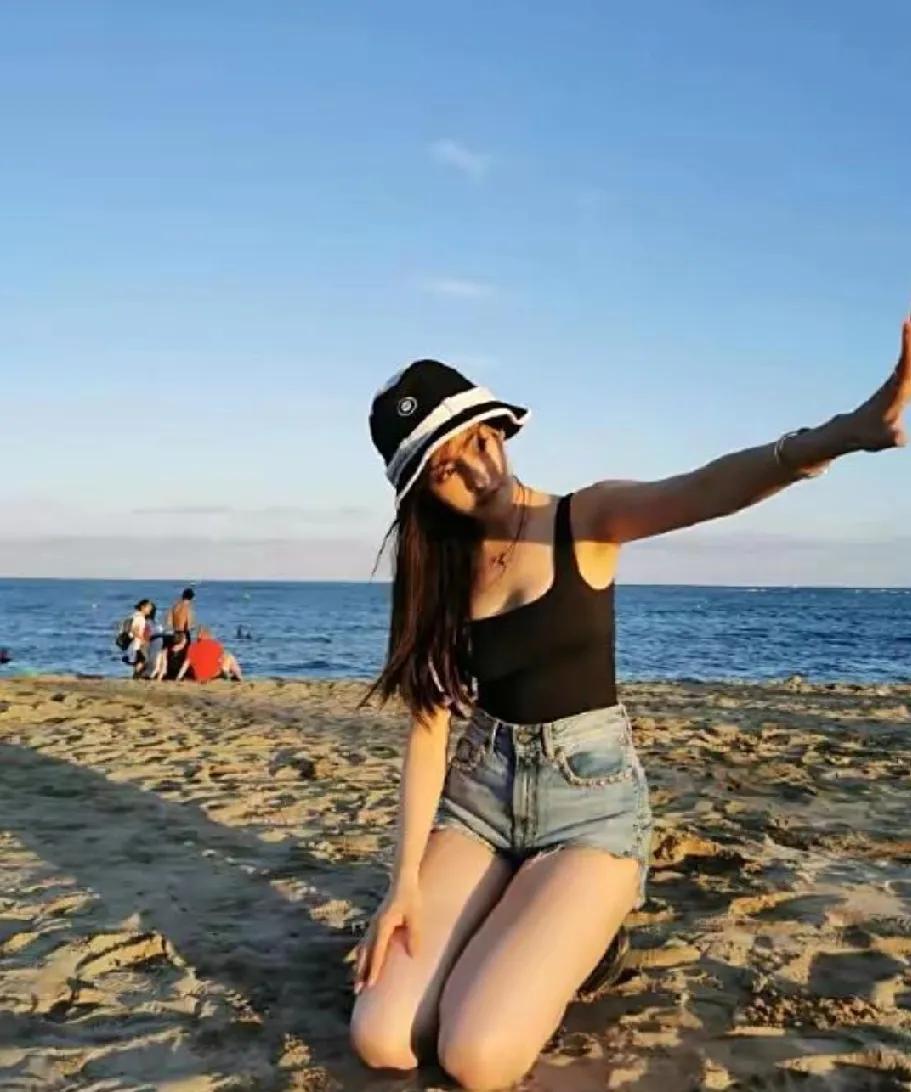 被张天爱海滩大片美到了！松弛感狠狠拿捏🌊救命！张天爱这组海滩夕阳照也太绝