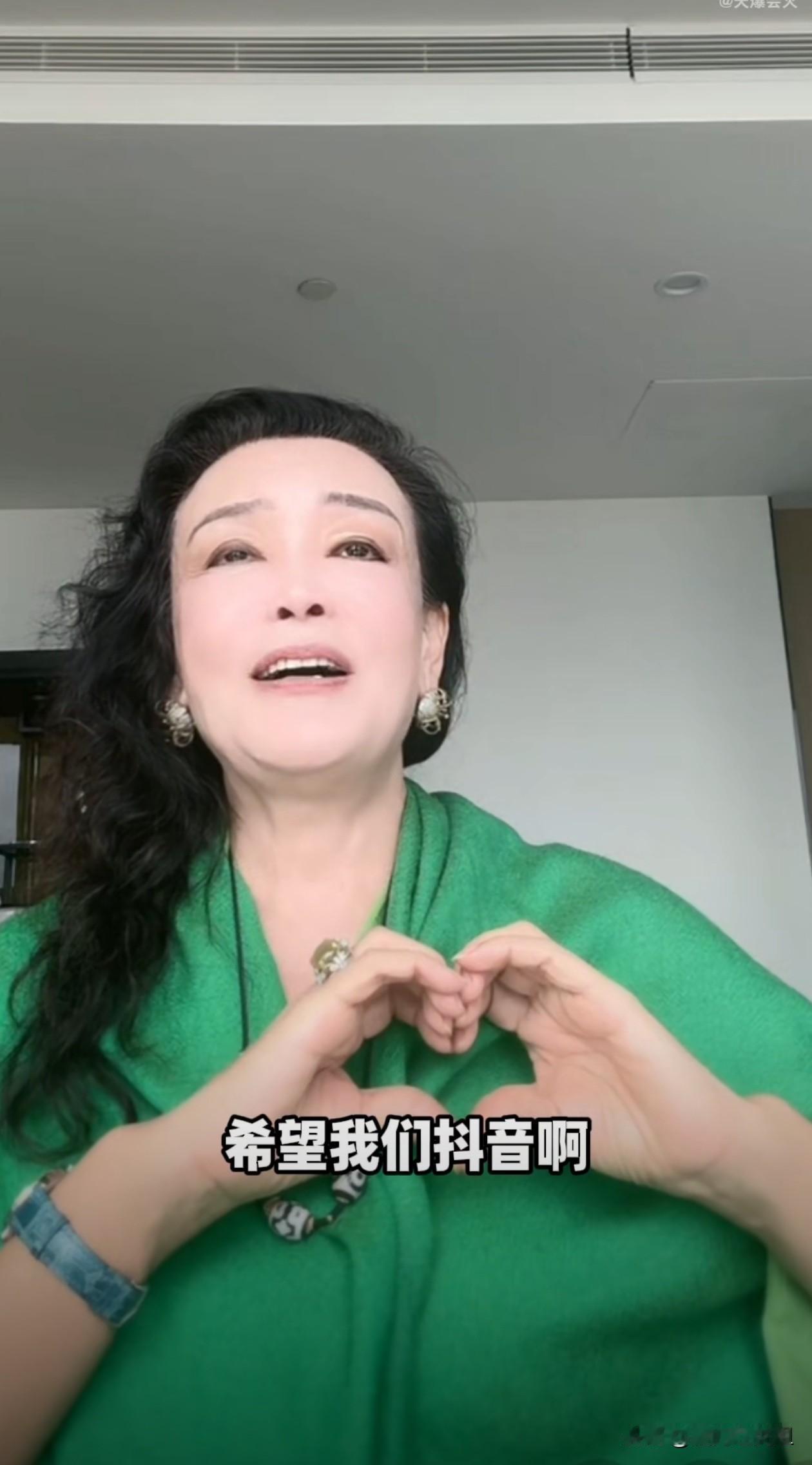 汪家刚刚添丁的张兰趁胜追击不求人的她第一次态度很诚恳谦卑刚刚发布视频希望抖