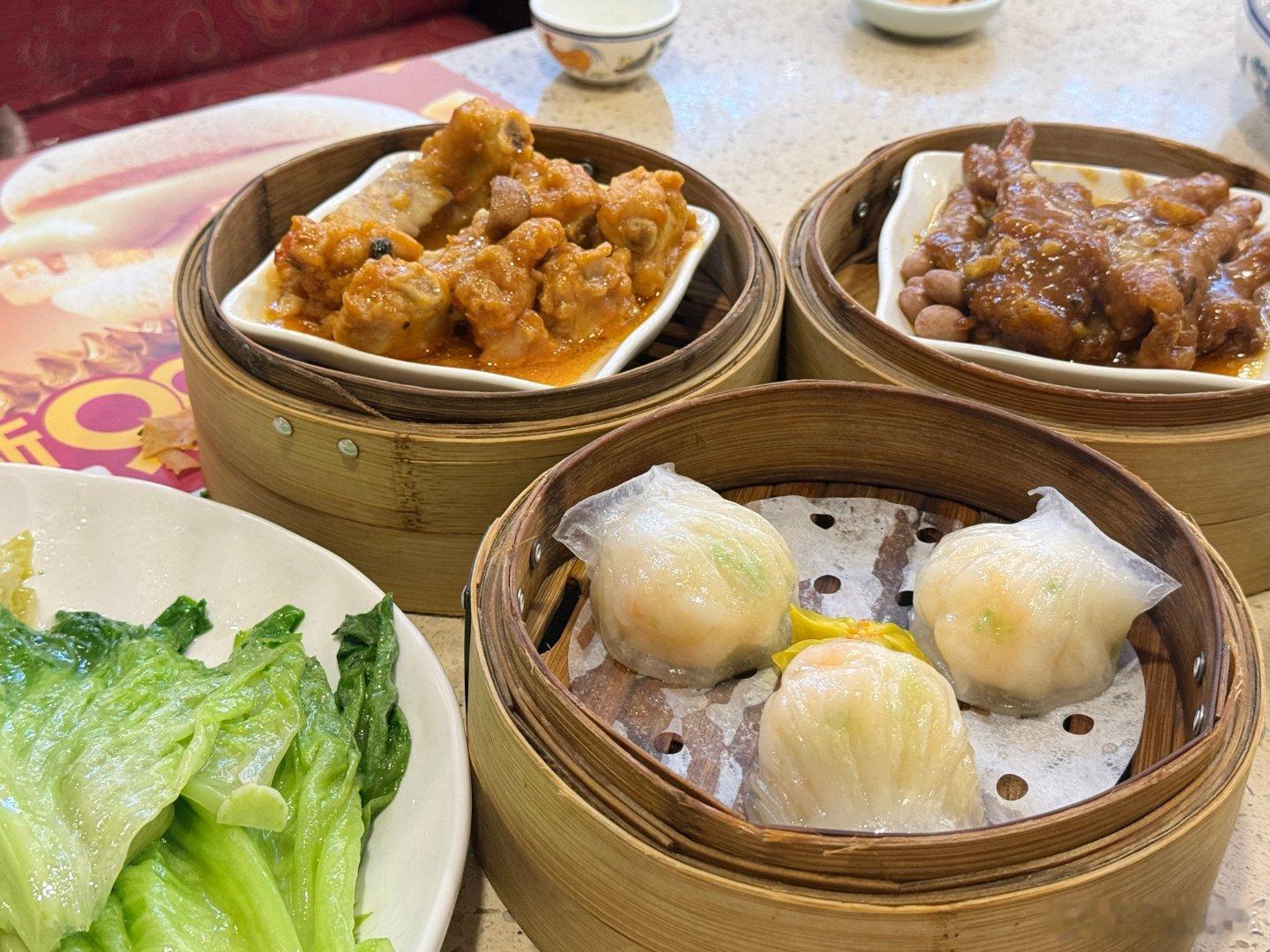 一口包一个虾饺好过瘾，喝喝茶啊聊聊天。你们吃的什么呢？​​​