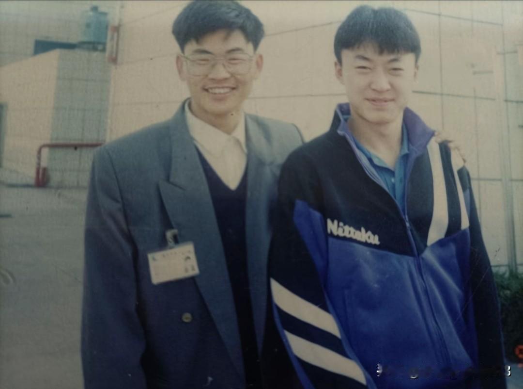 这是马琳多年前在广东的一张老照片。当年的马琳风华正茂还略带一丝羞涩，看着单纯