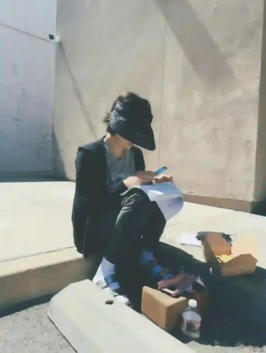 孙俪陪女儿上课，大热天坐路边看剧本等着，还带了自己做的午餐！