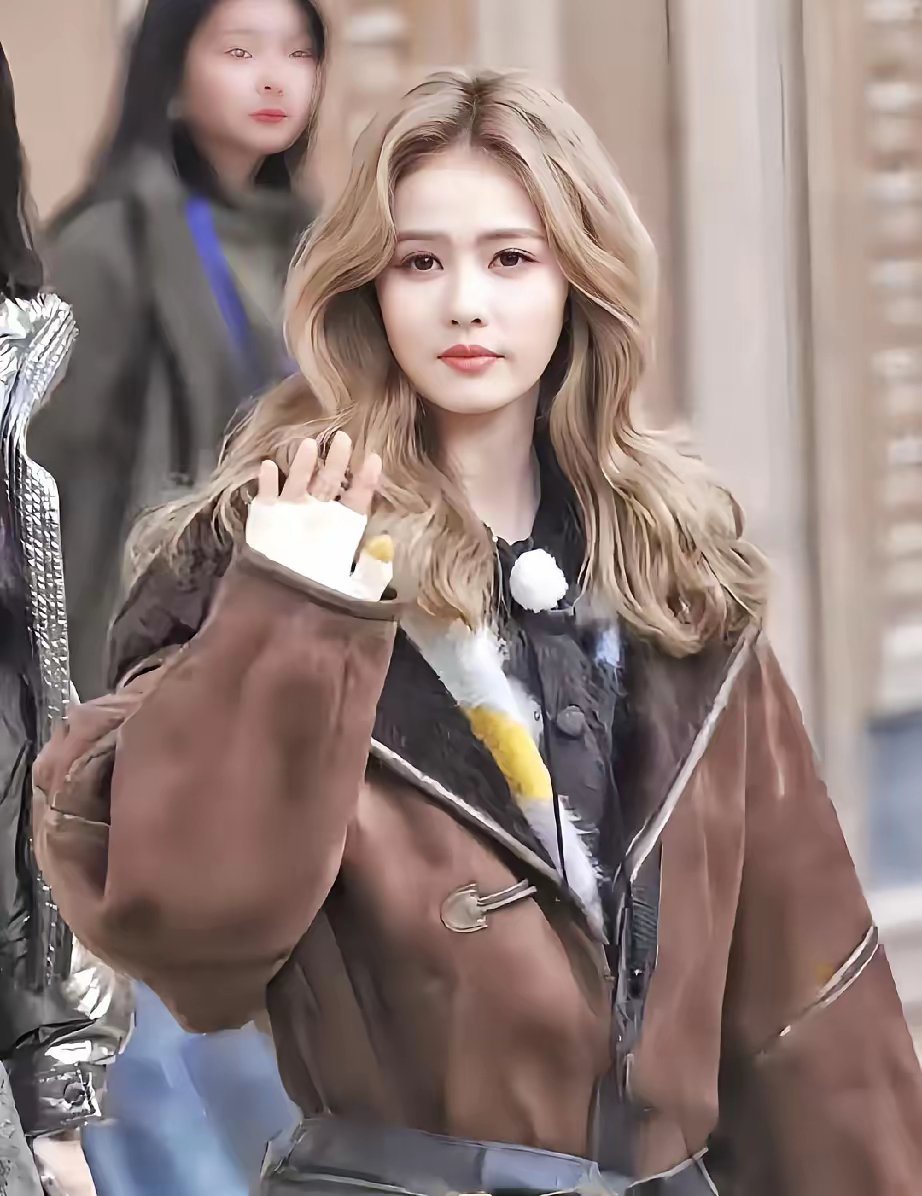 白鹿真是签对老板了，还好她跟着于正，不然说不定就会成为，第二个被公司压榨的赵露思