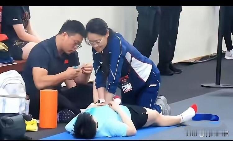 孙颖莎为啥换了新队医？从亚洲杯开始，孙颖莎换了新队医，是一个年轻的姑娘！