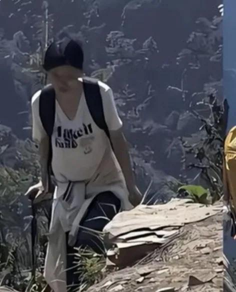 搜救程梦园终于有了转机，发现新折断的树枝和没灰尘的矿泉水瓶，轨迹指向平坦采药区。