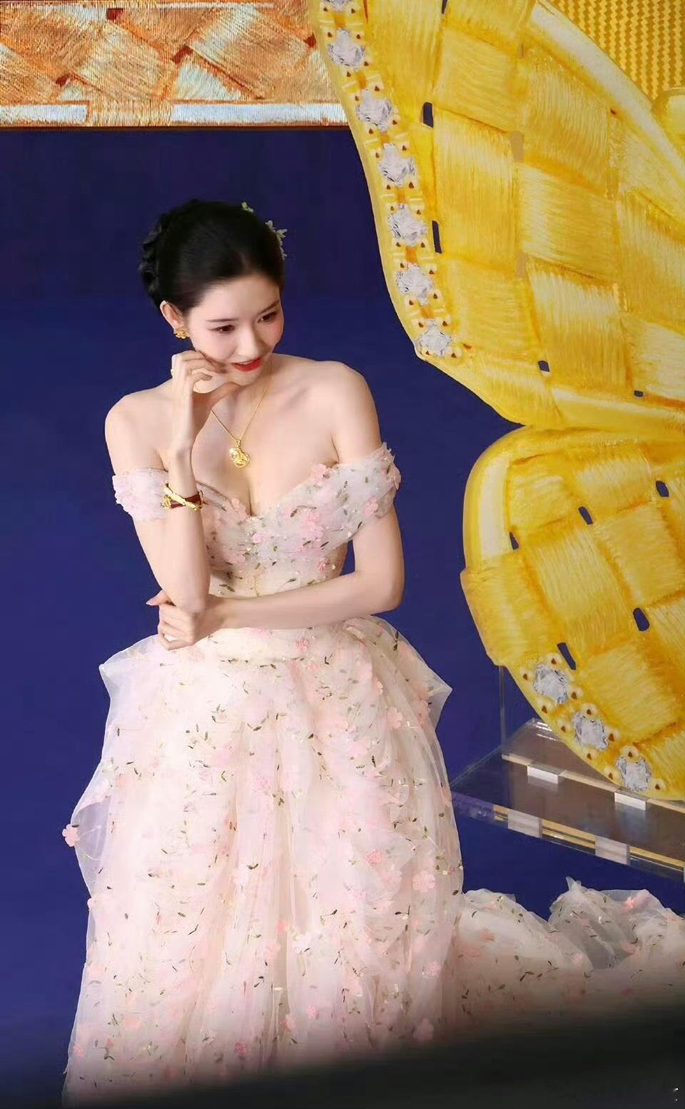 王玉雯抹胸[爱心]​​​
