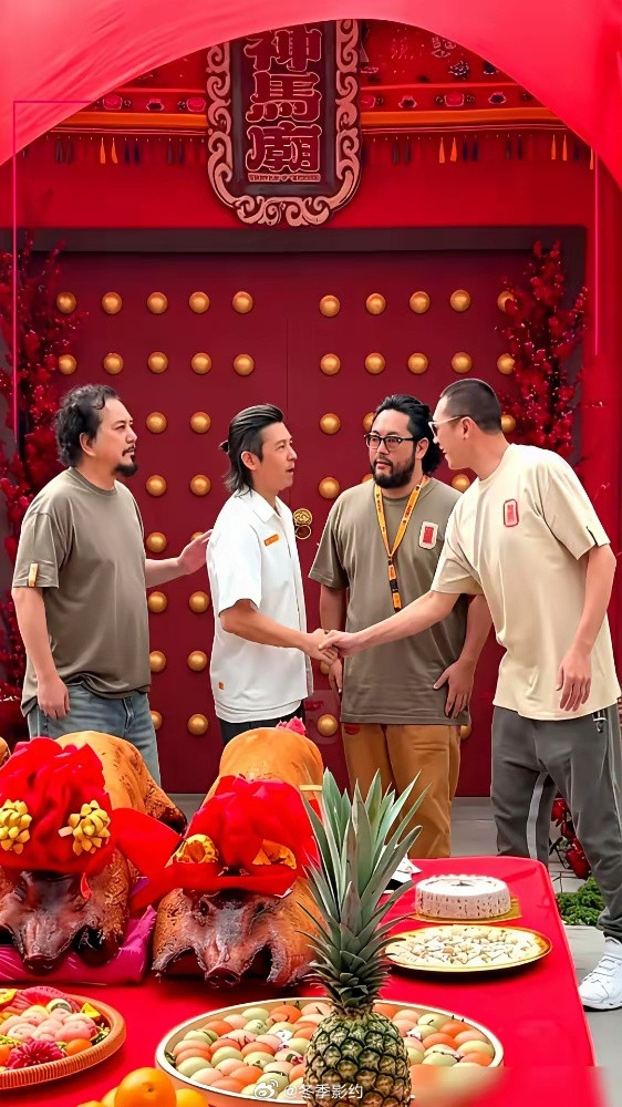 陈冠希不是退圈了吗，9月17日被拍到在马来西亚槟城拿香拜神，旁边站着干爹黄秋生，