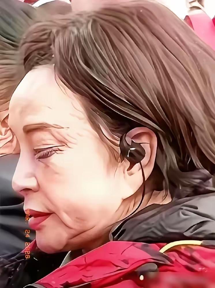 75岁刘晓庆9天拍80集短剧，一天睡不到4小时，真拼还是真急了？片场照片里，她坐