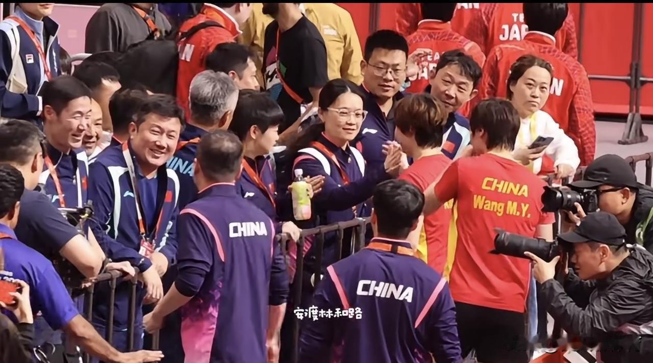 团结有爱的国乓大家庭！王曼昱/蒯曼拿下女双冠军后，场下的看台沸腾了。原来看台上孙