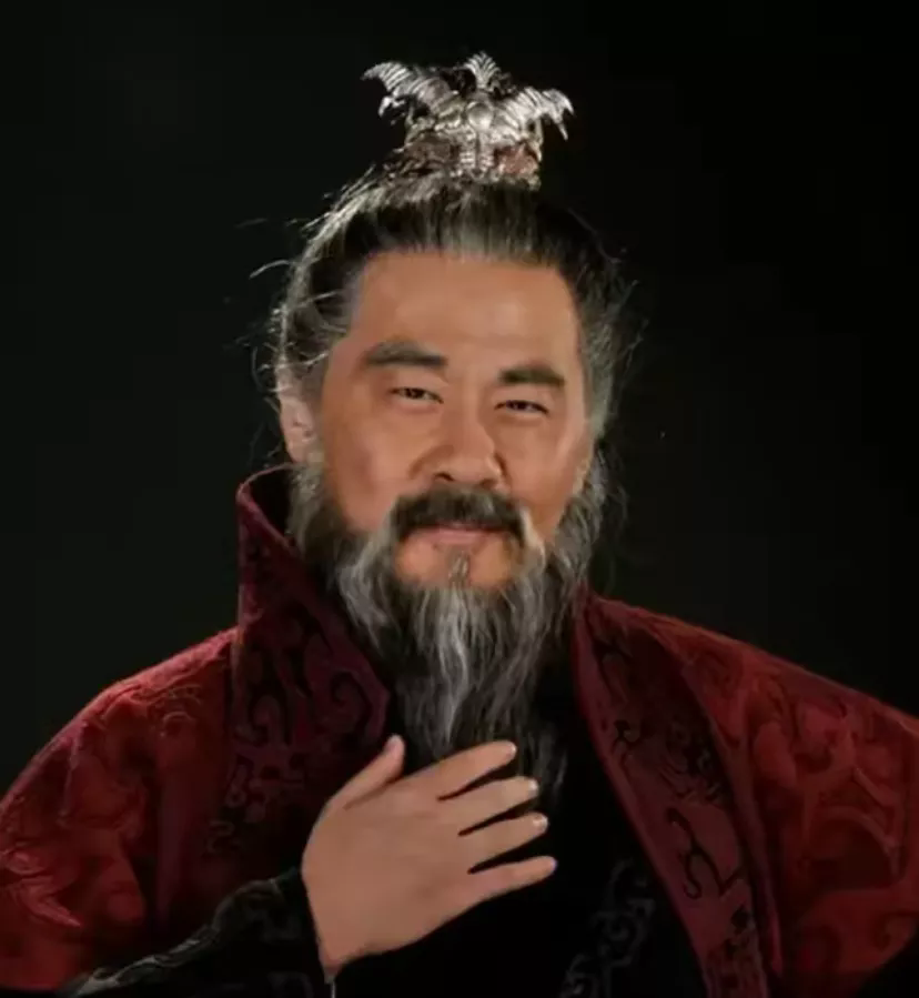 曹操杀伐果断，对于违反自己的命令的人，一律赐死绝不手软。例如，解读“鸡肋”的杨修