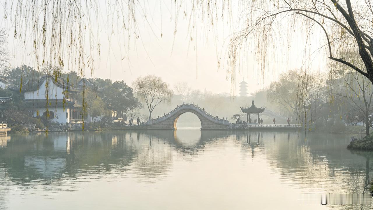 其实没有标准答案，二者虽然都沾着江南韵味，但骨子里的气质完全不一样。苏州