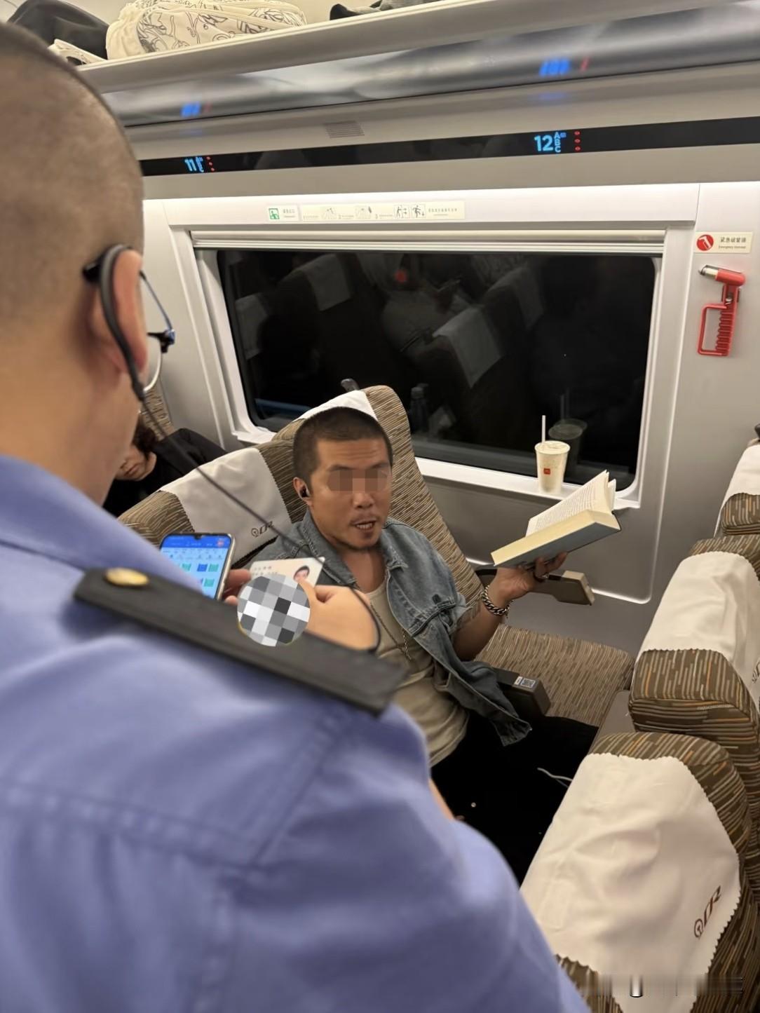据说是全车厢唯一被查身份证的人，你有这样的经历吗，警察绕过很多人，直接让某个人出