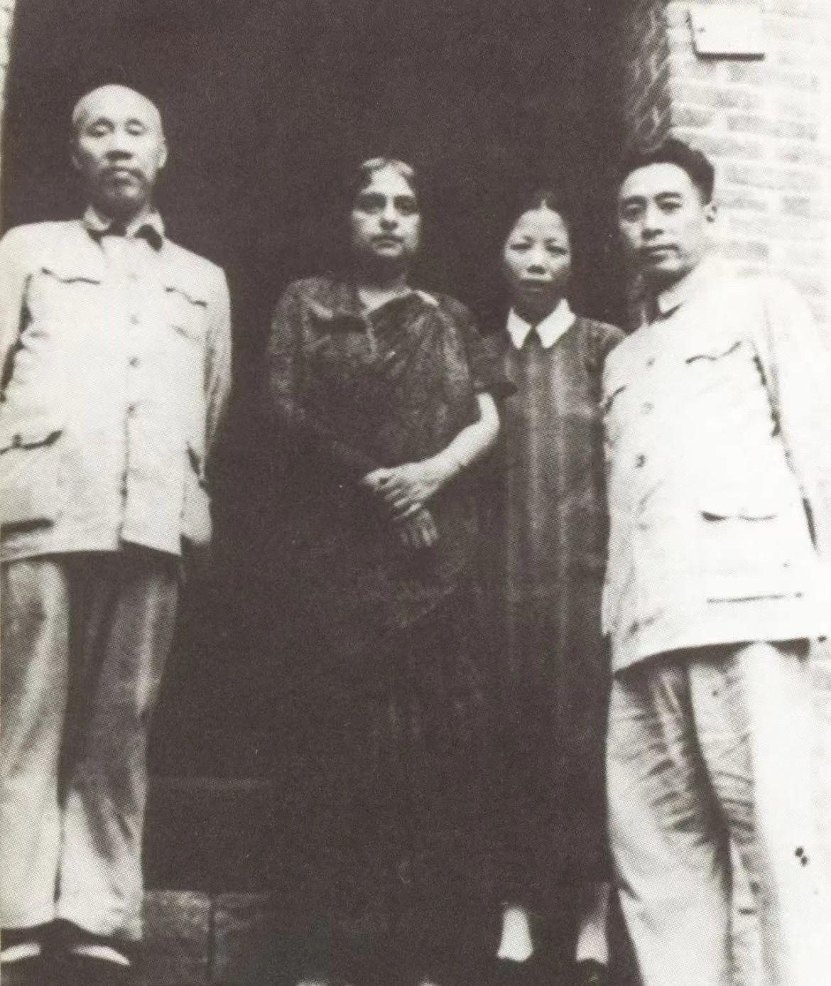 1940年，重庆红岩村八路军办事处，周恩来、董必武、邓颖超和印度社会活动家查达帕