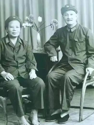 51年洪学智妻子寻女无果，到老乡家歇脚老乡惊呼：你要找的就是我。此话一出，瞬间让