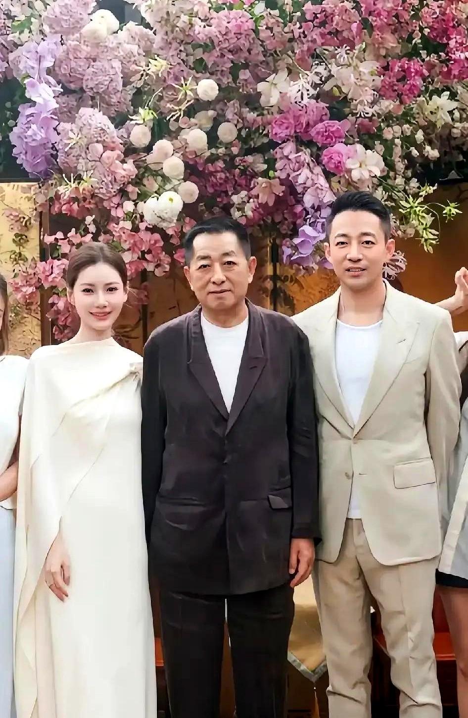 汪家百日宴合影流出来的时候，好多人都看愣了。张兰一个人把俏江南干出来，汪大爷一