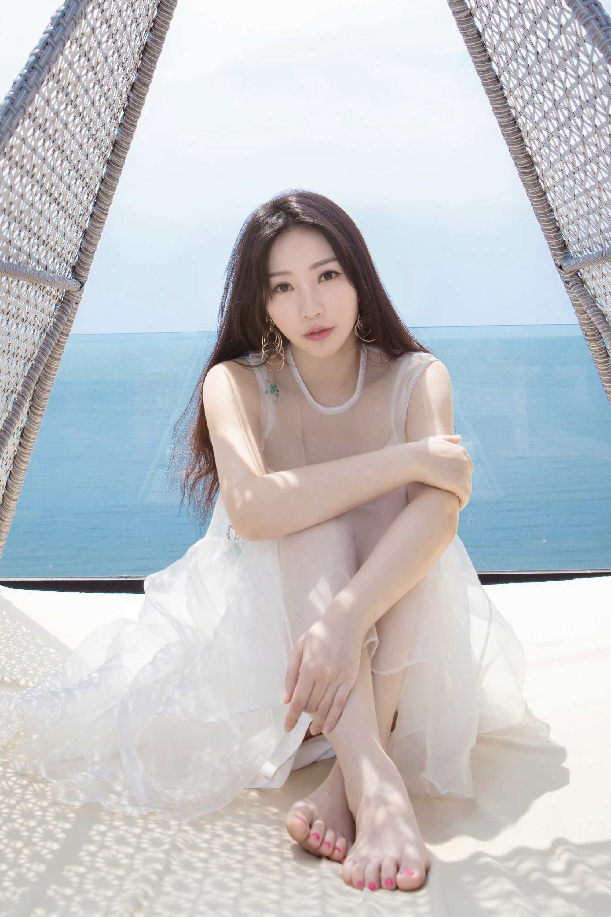 柳岩姐姐，轻纱长裙小脚丫，这造型好仙气。柳岩