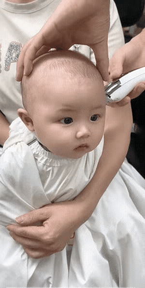 刷到这个宝宝理发的视频，直接被萌到原地转圈！谁懂啊，见过太多宝宝理发哭天抢