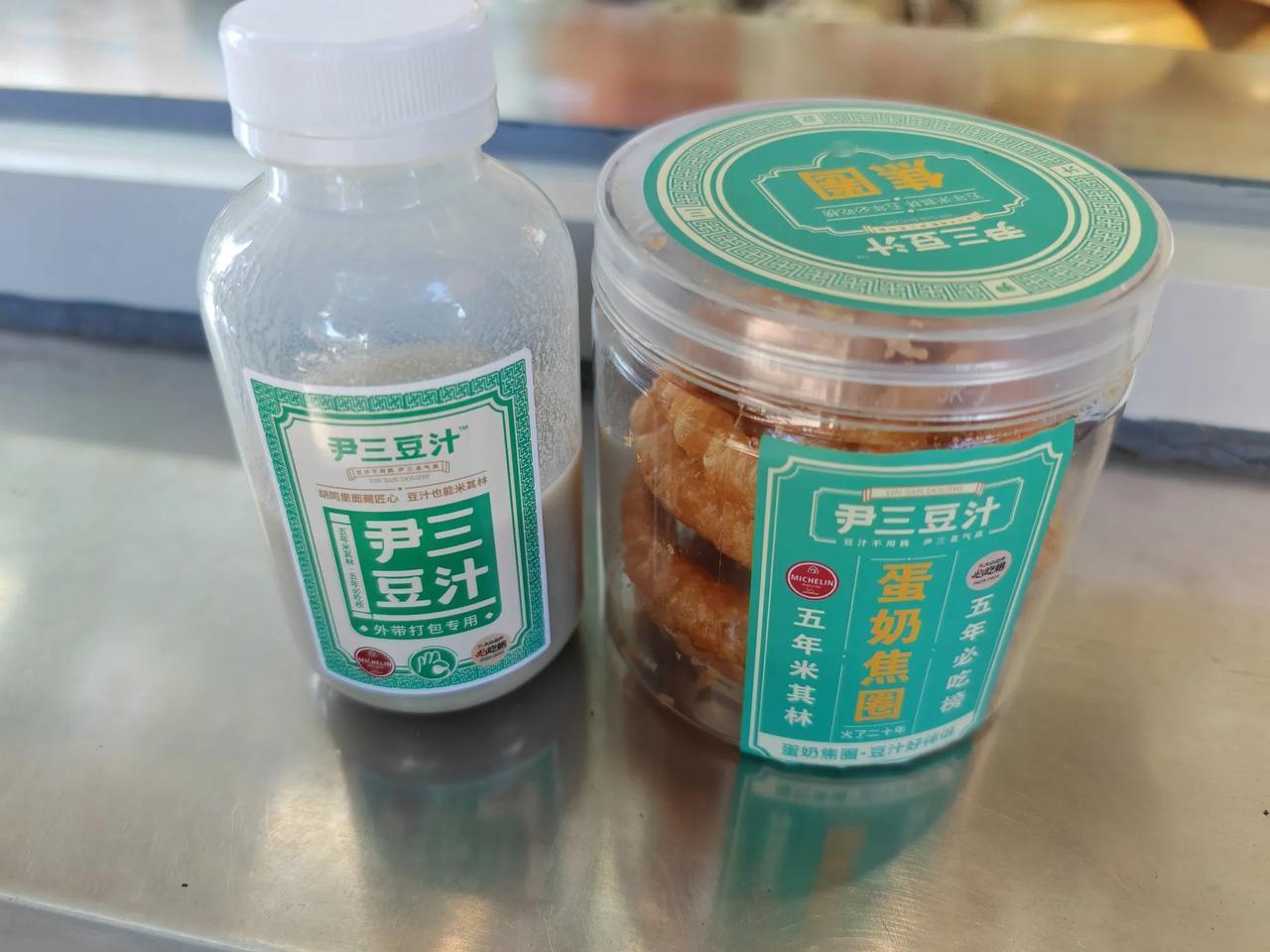 感觉北京豆汁没有大家说的那么酸臭难喝！今天和家人逛街，非让我尝尝北京有名的尹三