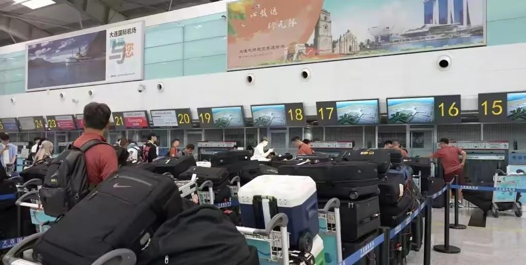 国足出征东亚杯带行李箱这事可太有争议了。网上传球员23人带657件行李