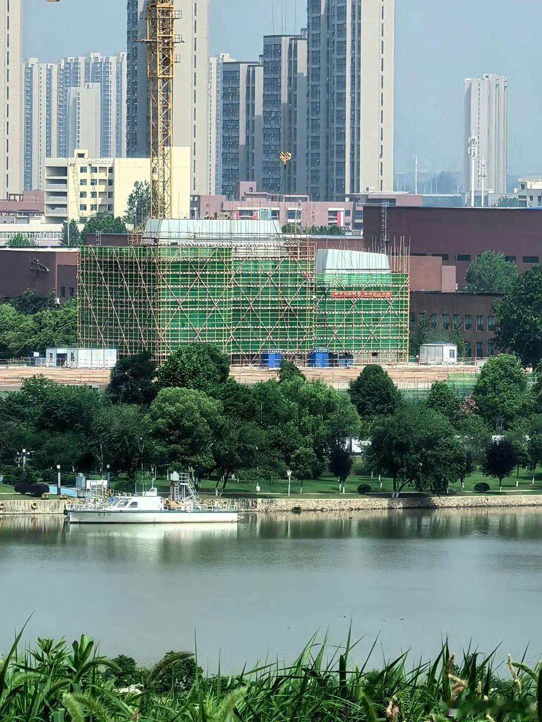 004航母不是核动力？武汉水泥航母新建舰岛，烟囱已经冒出来了武汉水泥航母的舰岛有