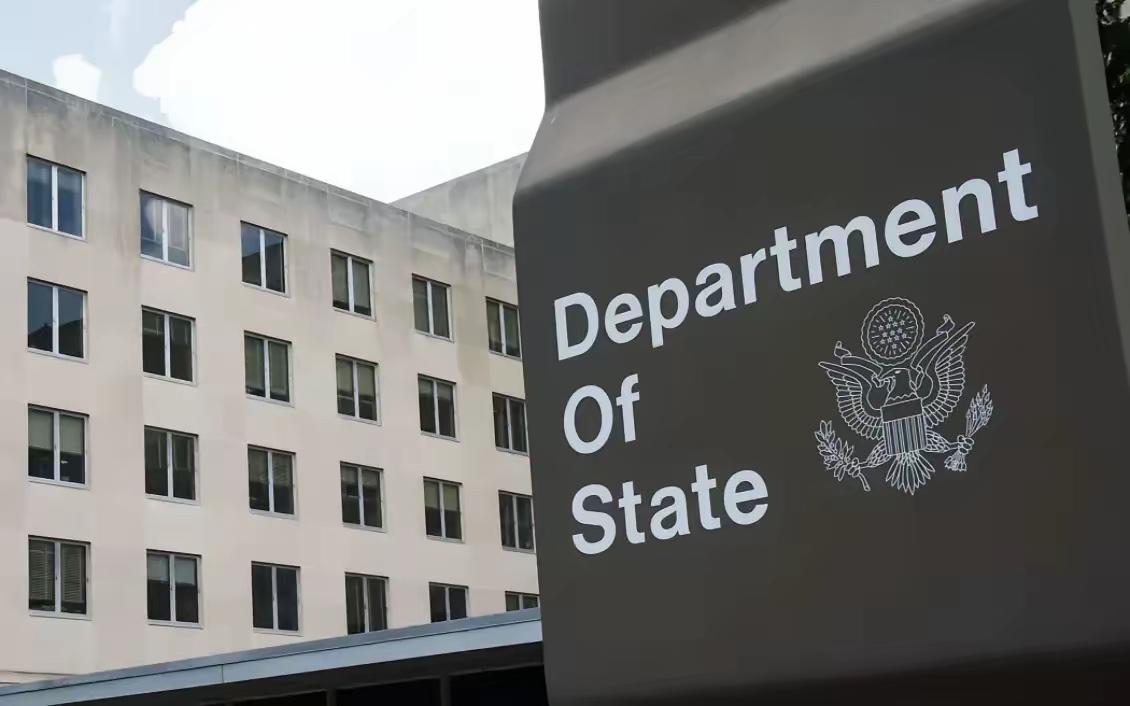 面对中国史无前例的对美军工企业的制裁，美国政府坐不住了。27日，美国国务院新