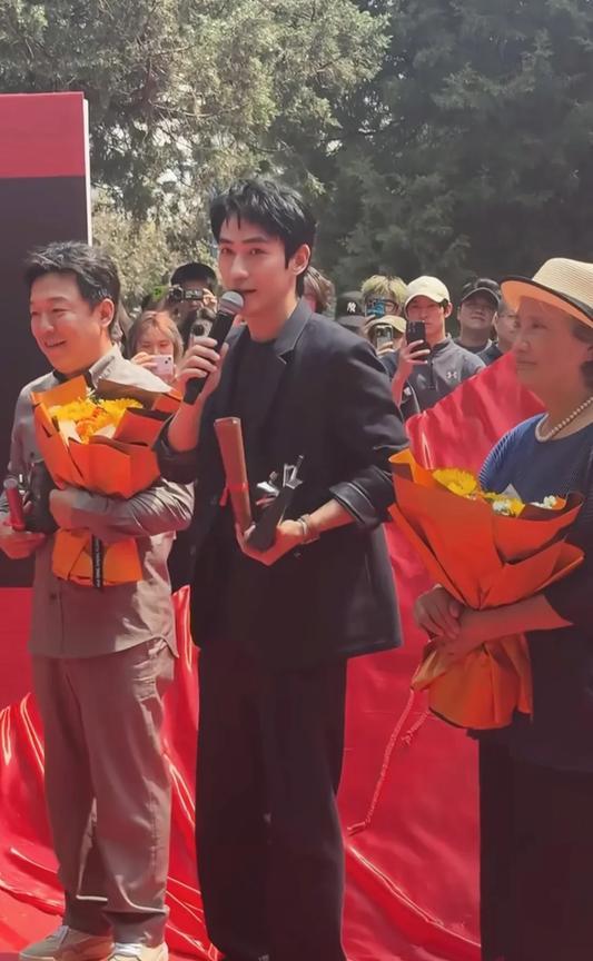 黄渤朱一龙回母校领奖。6月12日，北京电影学院迎来第四届“学院奖”电影表演奖颁