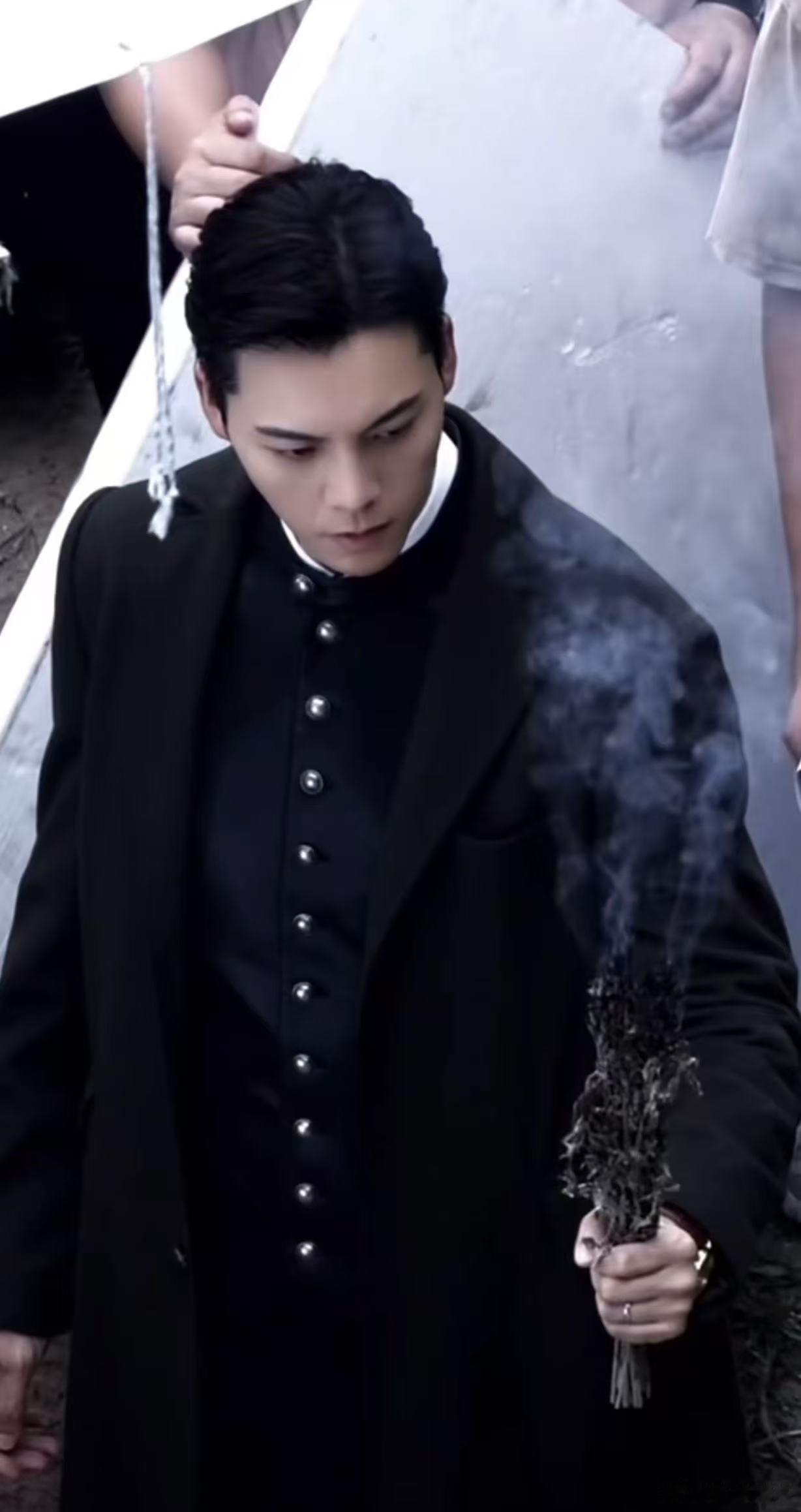 等我小了也不理陈伟霆九门陈伟霆收到小朋友的labubu，说着贵，拉家常想推掉