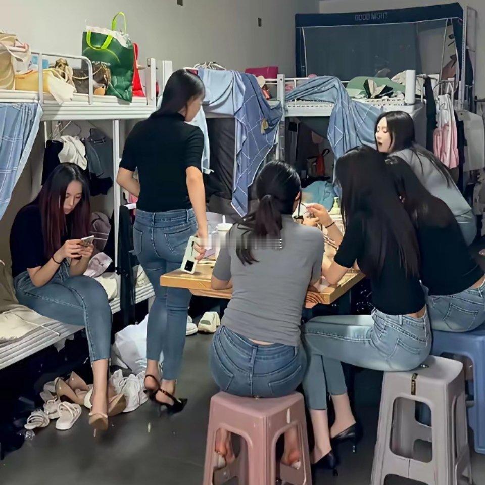 一个宿舍都是穿的这种紧身牛仔裤，突然之间感觉回到了十几年前，那时候上学的时候那个