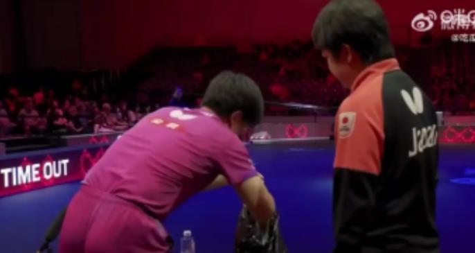 裁判都愣住了。9比7，张本智和正处于领先，突然被裁判叫住，原因不是因为技术问题，