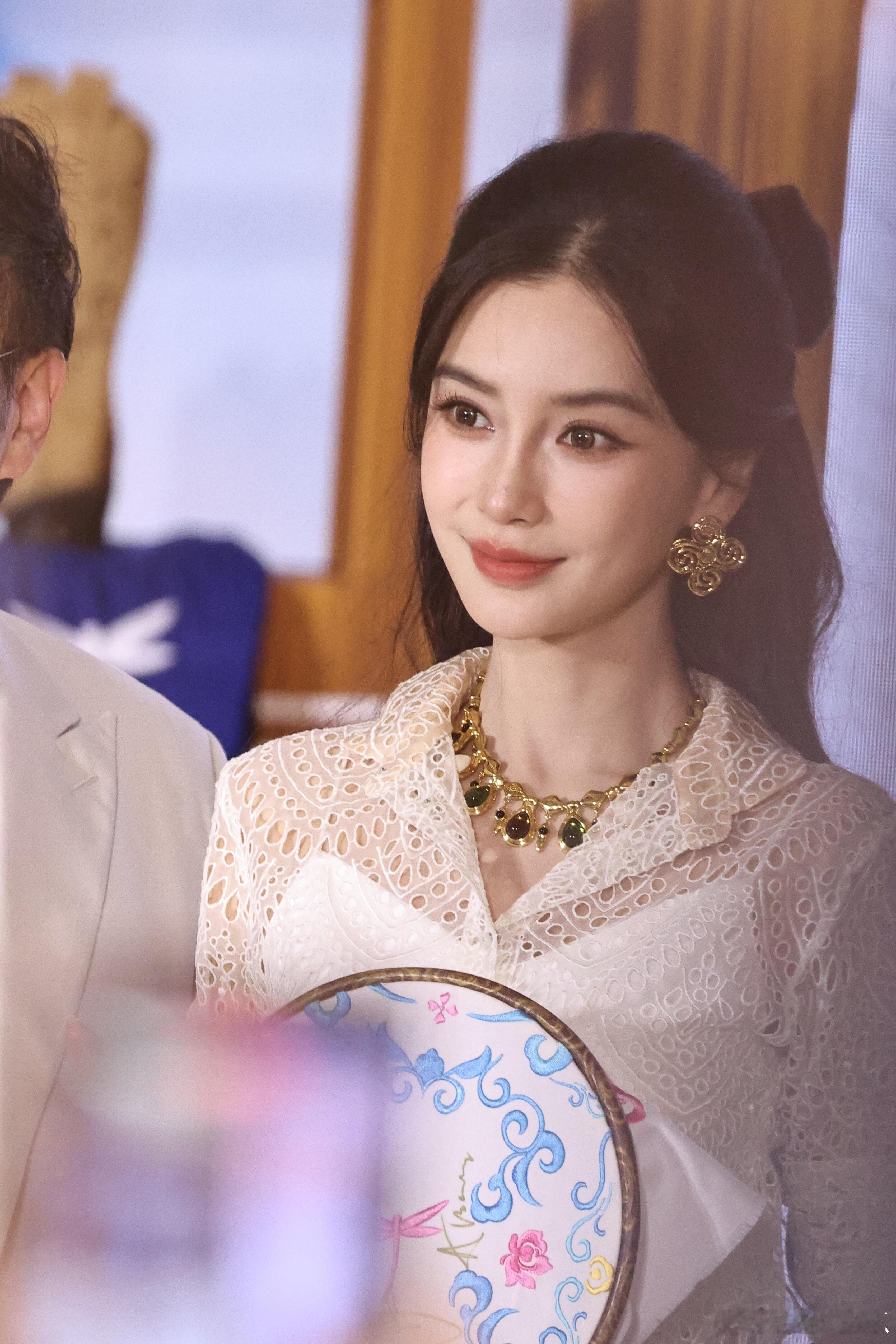 Angelababy像是来和我结婚的全生图怼脸状态如何Angelababy蕾丝公