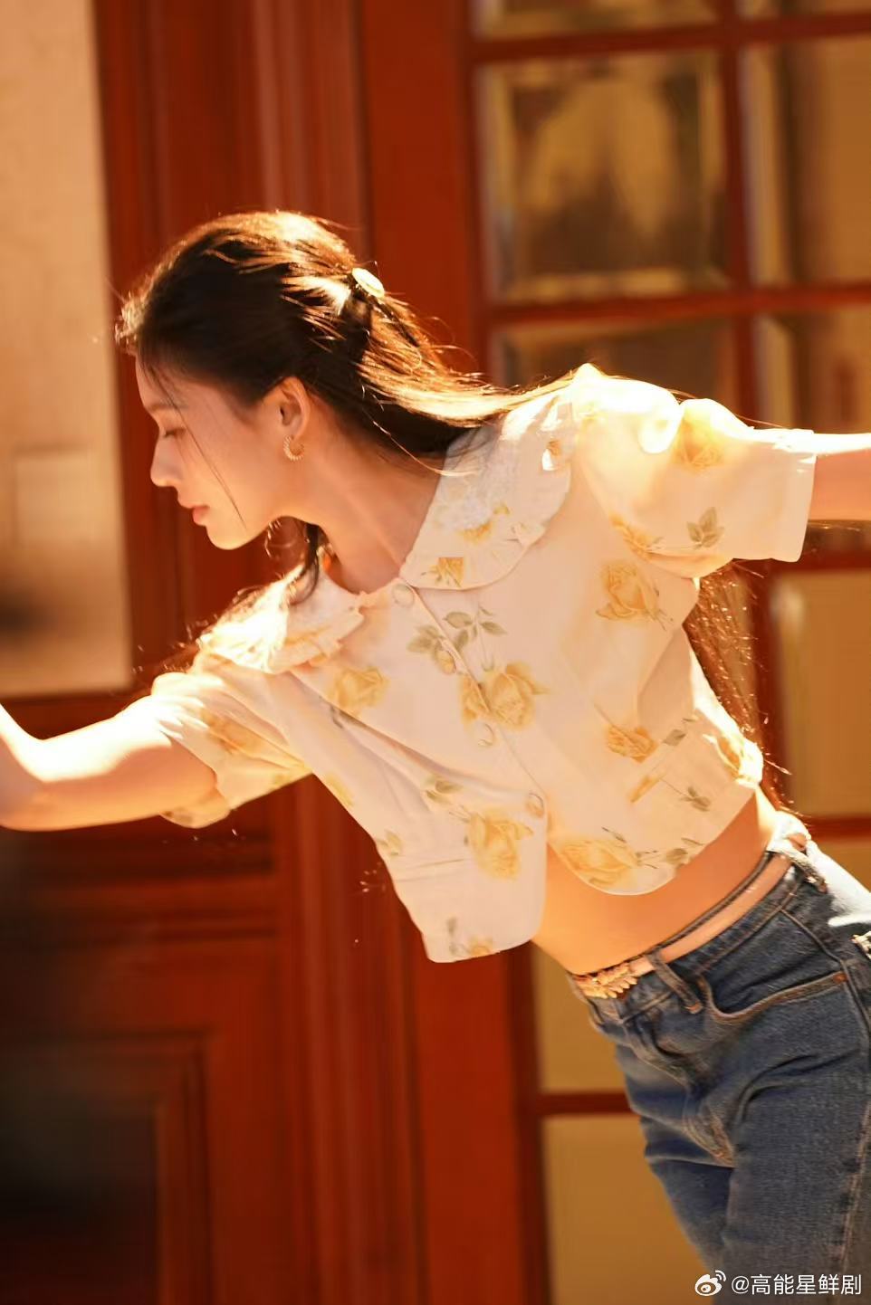 林允跳舞镜头林允在《冬去春来》里穿黄玫瑰短衫跳舞那段，灵得我反复拉进度条！牛仔裤