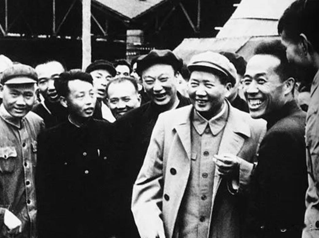 毛主席说过：“如果我们的党员队伍中出现了先为自己办事的人，忘记了老百姓，那就要毫