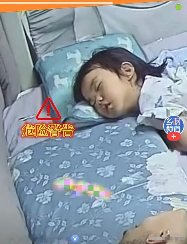 江苏深夜，一位妈妈正躺在床上刷手机，无意扭头竟发现女儿枕边趴着只大蜈蚣。她瞬间吓