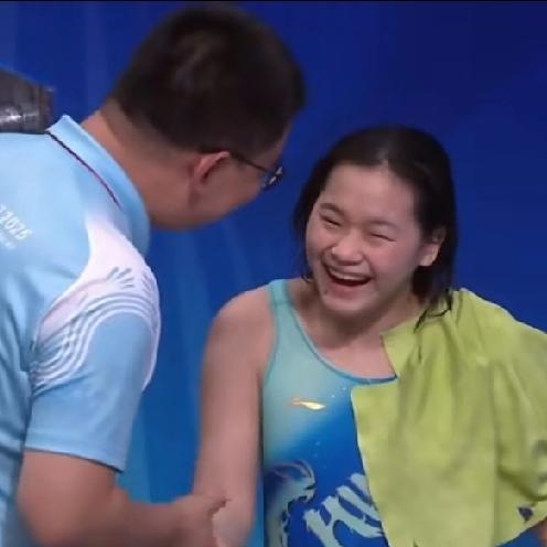 女子双人跳结束，全红婵高兴的和人握手，她和王伟莹组合四轮过后排名第三，猜想没有金