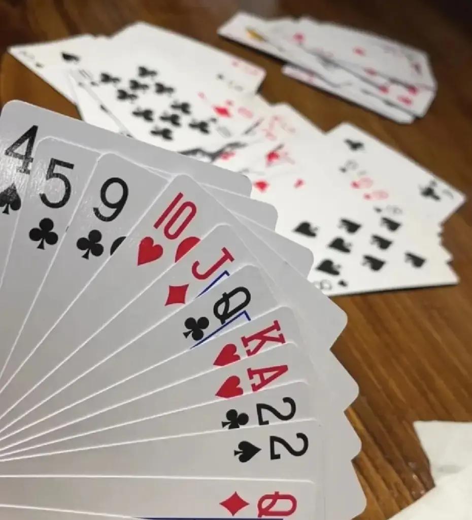 刷到个视频，说一个在外打工十年攒了三百多万的哥们儿，今年开着大G回村，逢人就发红