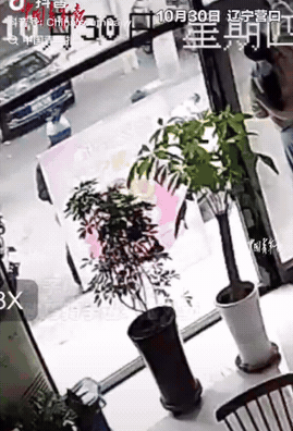 辽宁营口,骑手送外卖时看门店没人,就把外卖放在了柜台上面,正拍照上传时,突然传来