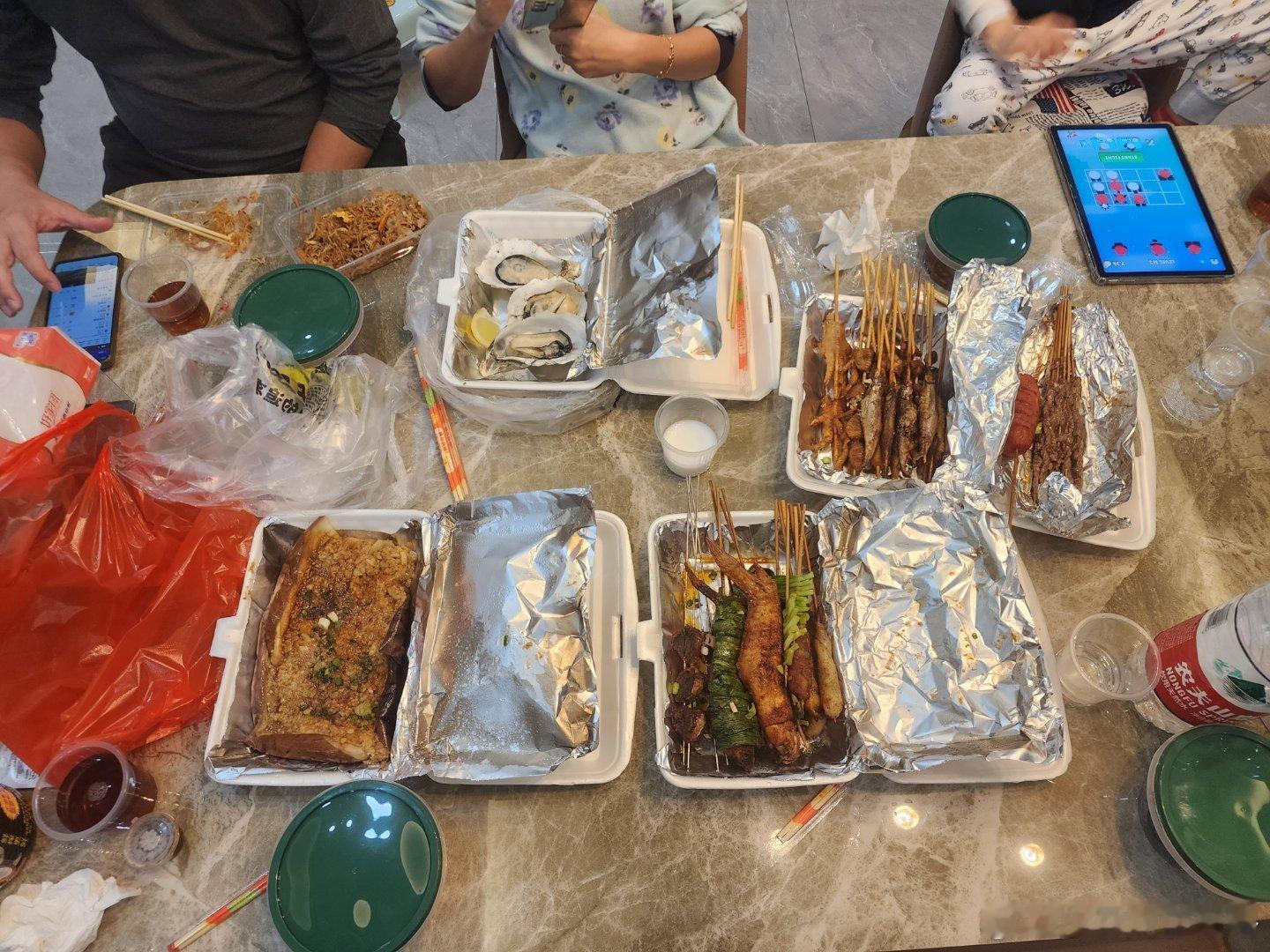 回到老家这几晚都少不了一顿烧烤，祝大家除夕快乐