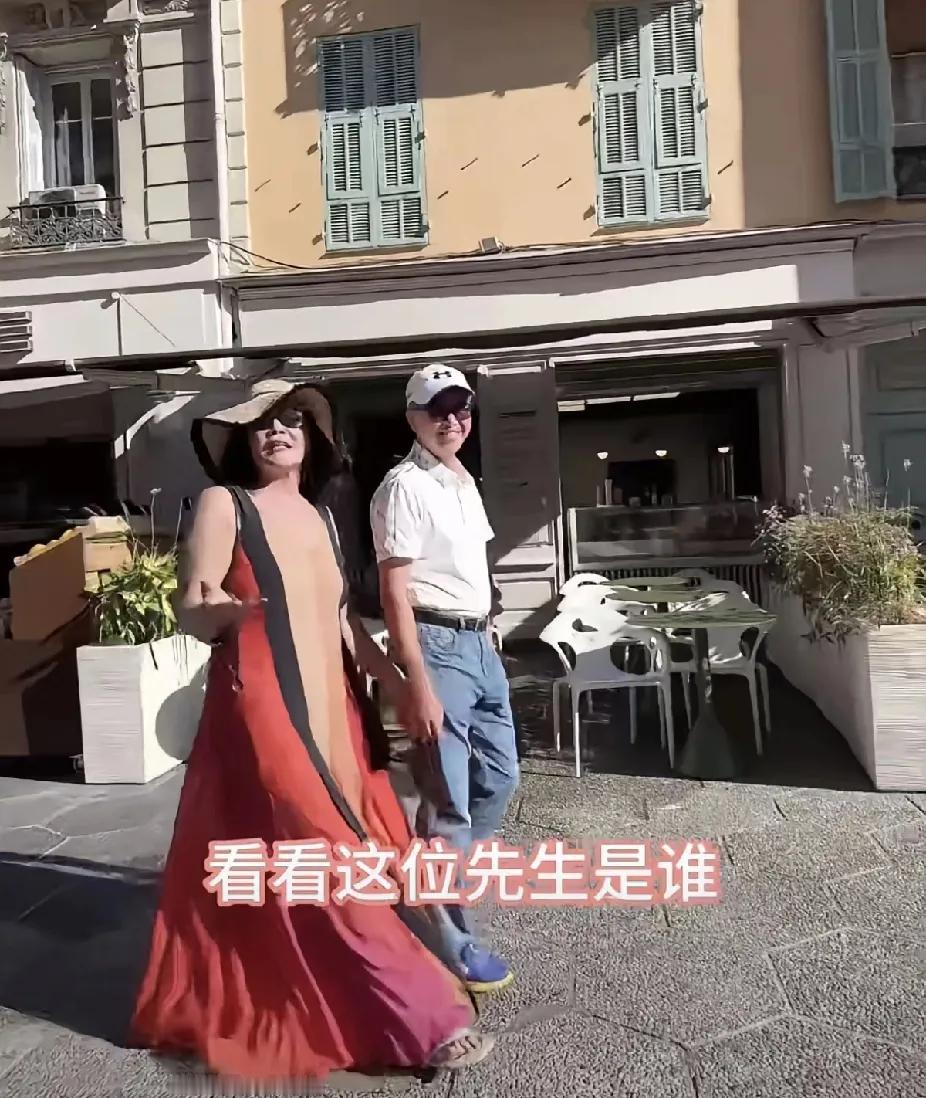 兰姐真是飘了！露宿法国街头，牵手一个小老头漫步法国街头，这一举动不用张嘴就赢了！