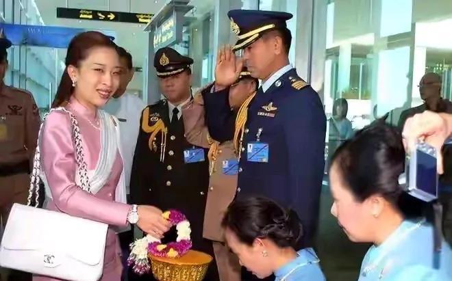 泰王的大女儿气质好特别，一双眼睛总是透着神秘的光。神秘的她自生病之后到现在都没有