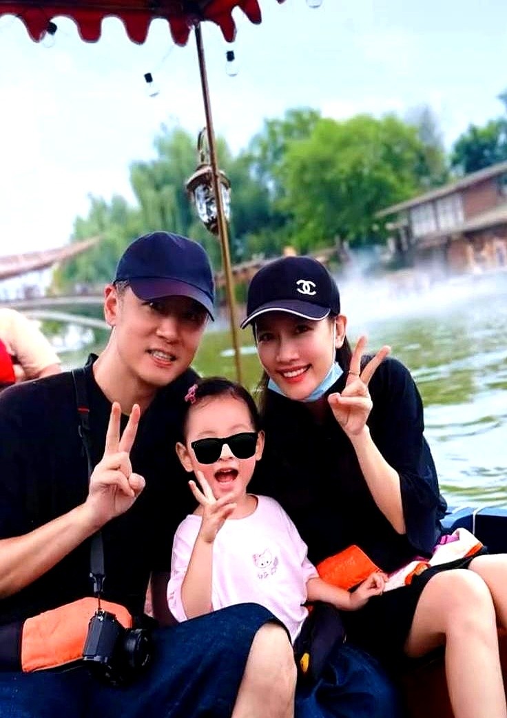 任重和孙骁骁的女儿，五官简直是爸爸的翻版。一家三口出门度假，夫妻俩没啥明星架子，就跟普通爸妈一样，全