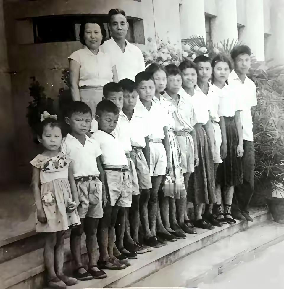 1961年，开国中将吴信泉和妻子俞惠如及12个孩子的一张全家福。吴信泉一生只娶了