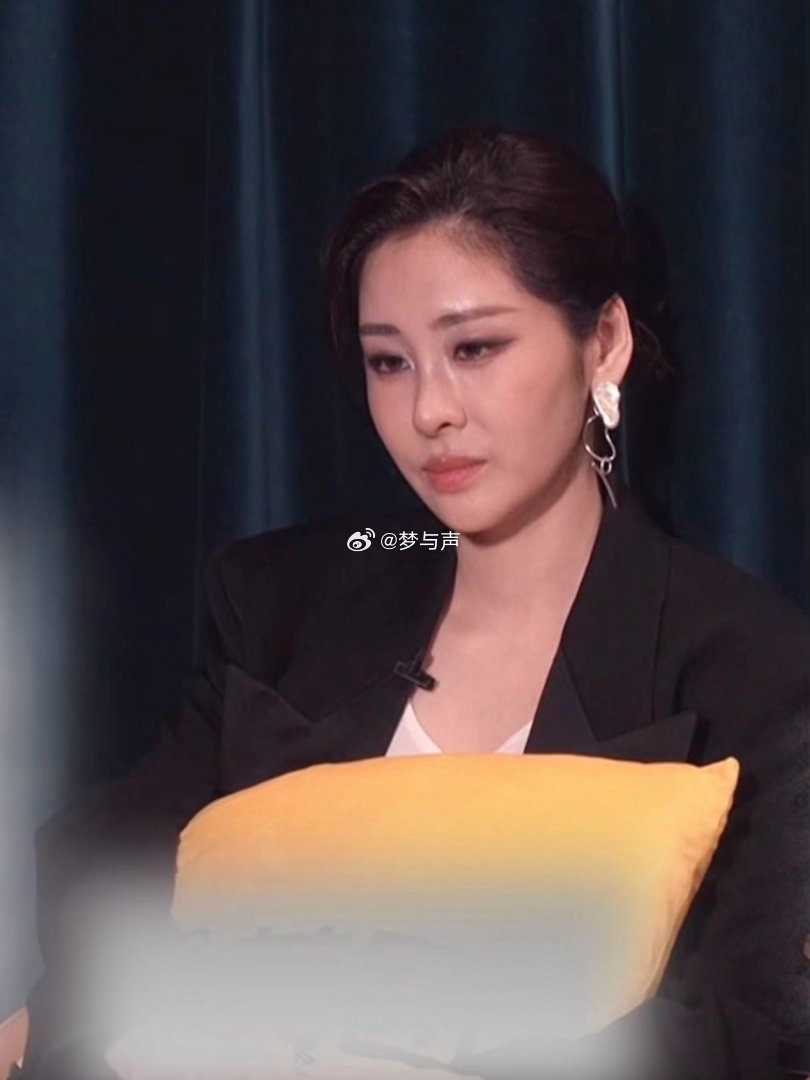 张碧晨歌手妆造好帅被张碧晨帅晕颜值与唱功双双在线，精致面容耐人细看，开口唱歌瞬间