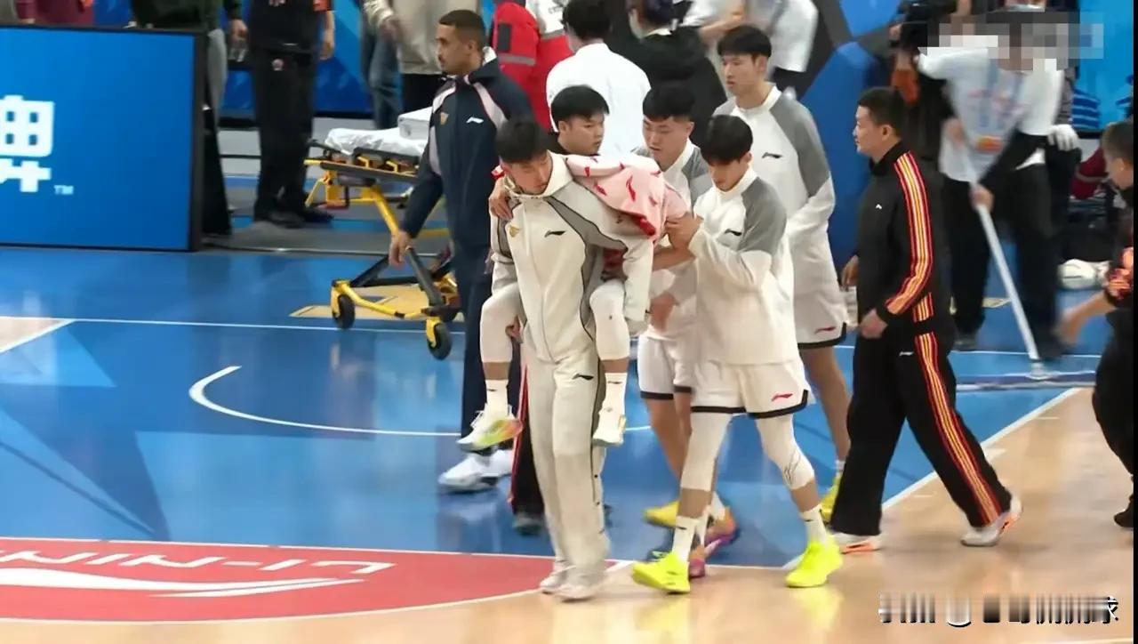 下面是一条关于广东东阳光后卫徐杰伤势的新消息！在今天广东东阳光客场以74：105