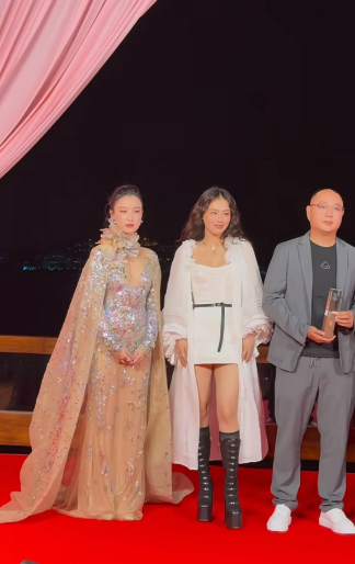 奇怪，倪妮很惊艳，但是马思纯似乎更抓眼球，美的很松弛！[doge]马思纯真的好美，她