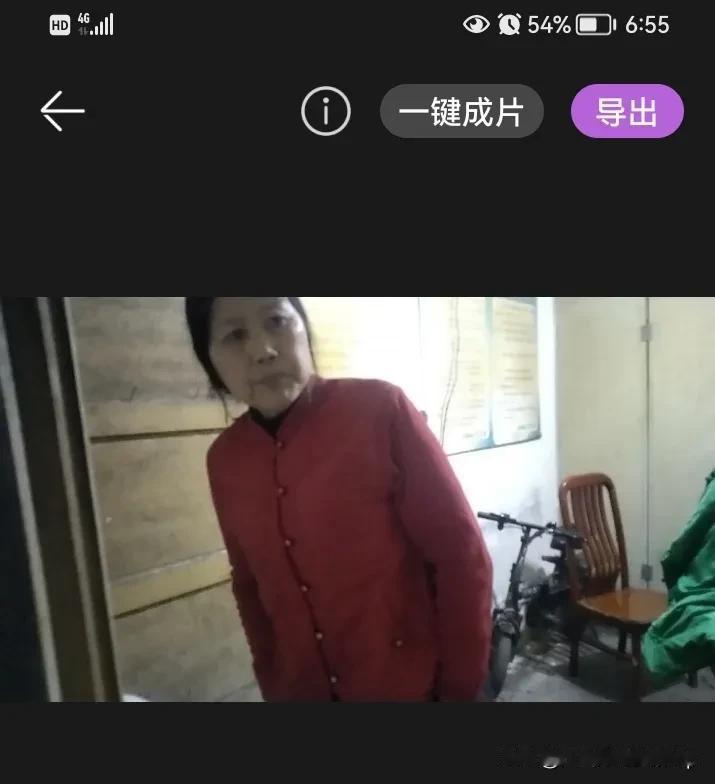 一女双手插兜当关，万车被堵莫进。昨天晚上6点多，合肥市瑶海区长淮街道胜利新村北