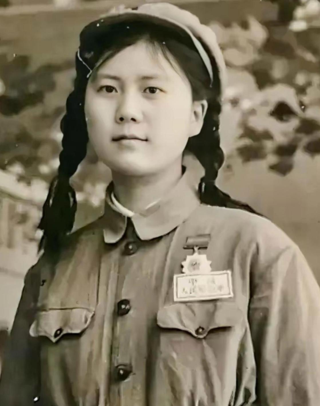 1951年抗美援朝中，16岁的女护士张道华，双眼被美军炮弹炸瞎，当场昏死，醒来后