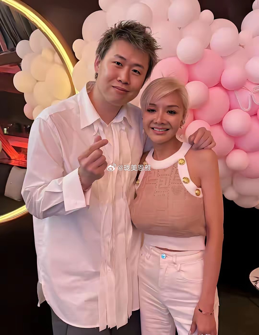 别看工作重心转移了要是到咱们这来跳广场舞照样大金镯子戴满了手腕！​​​