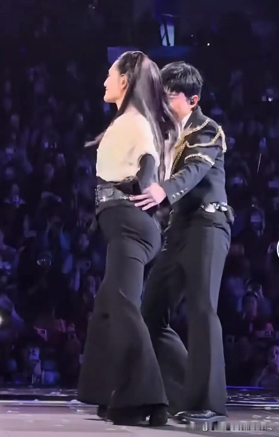 张杰和谢娜这次合体，真是让我有点大跌眼镜！看他俩的表演，我这视线完全被那条裤