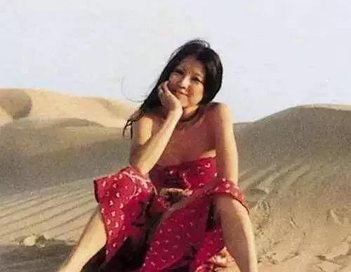 1973年，荷西追求三毛7年，二人在撒哈拉沙漠结婚了，可是结婚第四年，荷西就爱上